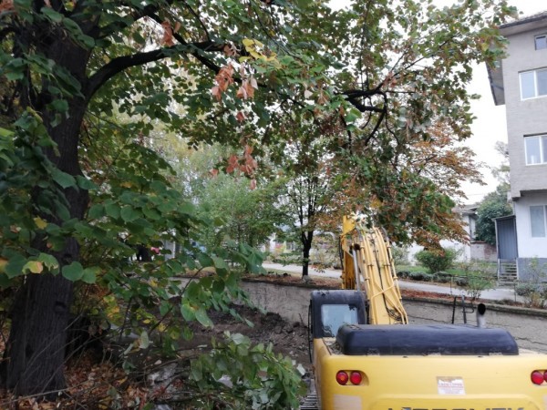 Даниела Коева: Община Казанлък почиства коритото на река Стара река в село Енина