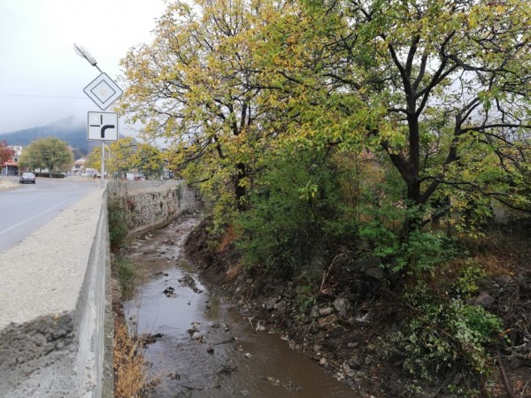 Даниела Коева: Община Казанлък почиства коритото на река Стара река в село Енина