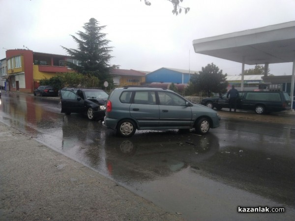 Две коли се блъснаха до складовете. Причината отново е отнето предимство