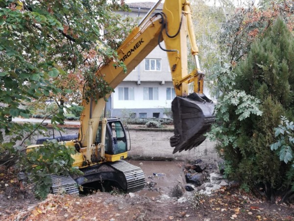 Даниела Коева: Община Казанлък почиства коритото на река Стара река в село Енина