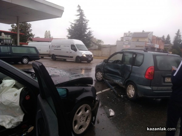 Две коли се блъснаха до складовете. Причината отново е отнето предимство