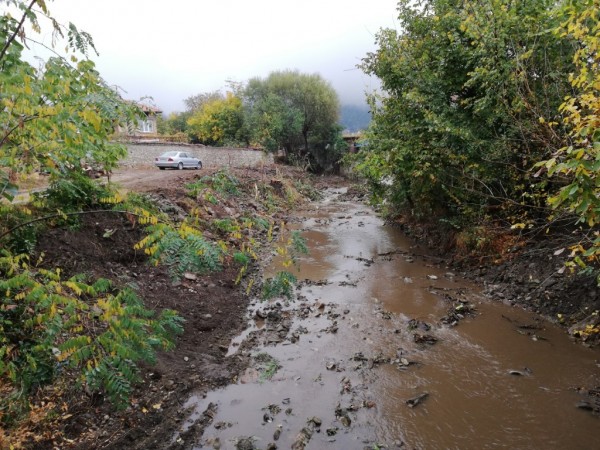 Даниела Коева: Община Казанлък почиства коритото на река Стара река в село Енина