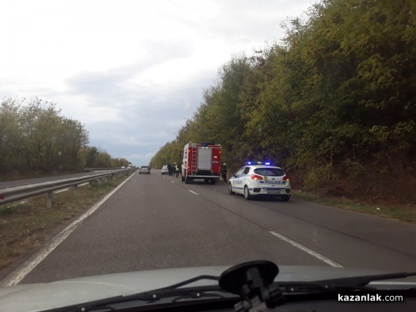Кола се обърна по таван на пътя Стара Загора - Казанлък