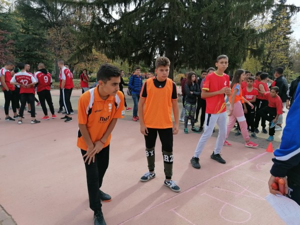 Деца спечелиха лакомства от щафета в Розариума