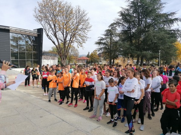 Деца спечелиха лакомства от щафета в Розариума