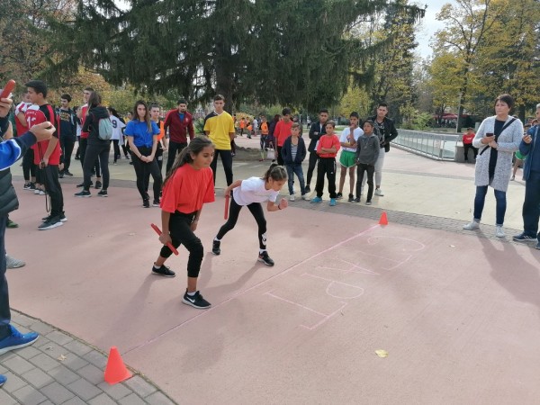 Деца спечелиха лакомства от щафета в Розариума