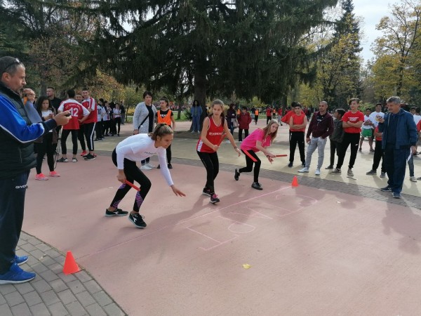 Деца спечелиха лакомства от щафета в Розариума