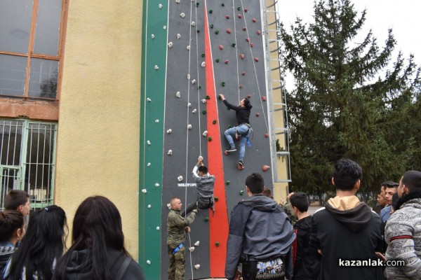 Военните показват бойна техника и оръжие 