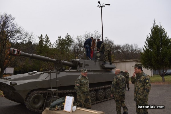 Военните показват бойна техника и оръжие 