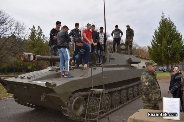 Военните показват бойна техника и оръжие 