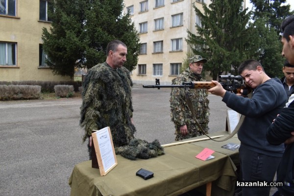 Военните показват бойна техника и оръжие 