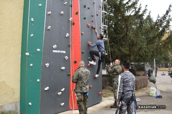 Военните показват бойна техника и оръжие 