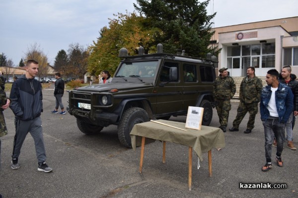 Военните показват бойна техника и оръжие 
