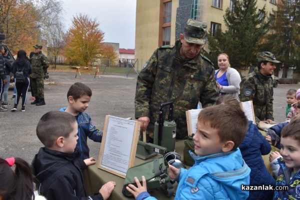 Военните показват бойна техника и оръжие 