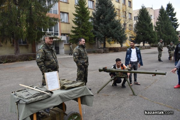 Военните показват бойна техника и оръжие 
