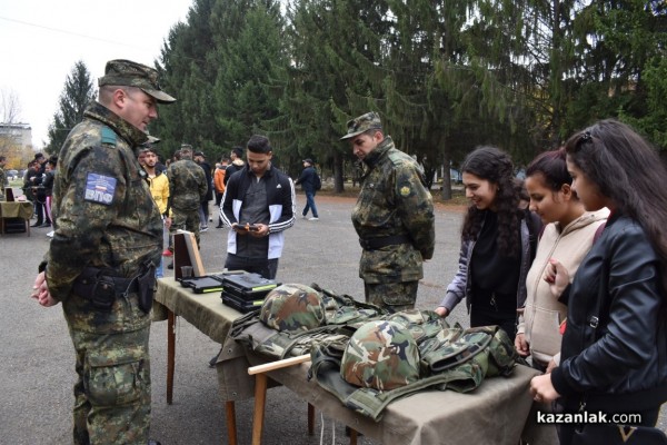 Военните показват бойна техника и оръжие 