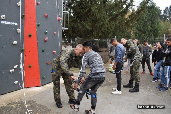 Военните показват бойна техника и оръжие 