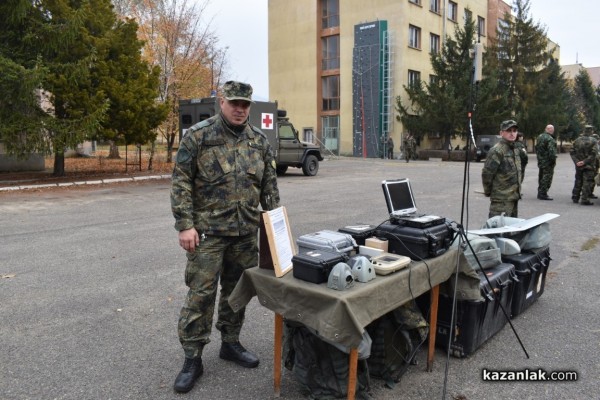 Военните показват бойна техника и оръжие 