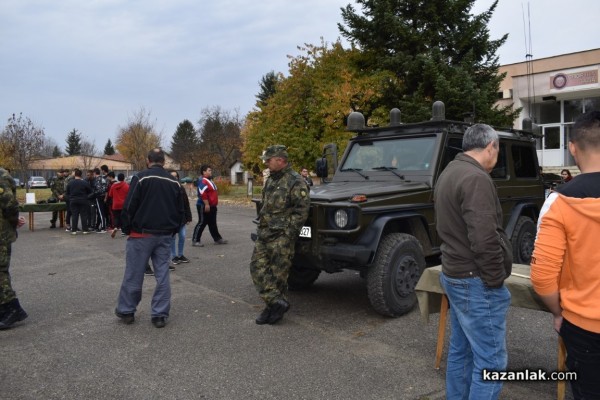 Военните показват бойна техника и оръжие 