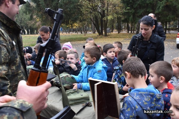 Военните показват бойна техника и оръжие 