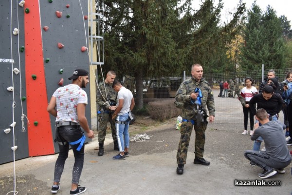 Военните показват бойна техника и оръжие 