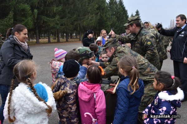 Военните показват бойна техника и оръжие 