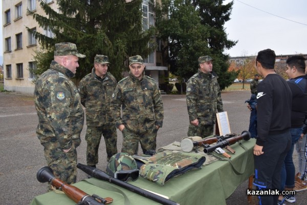 Военните показват бойна техника и оръжие 