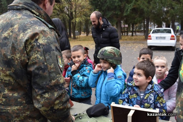 Военните показват бойна техника и оръжие 