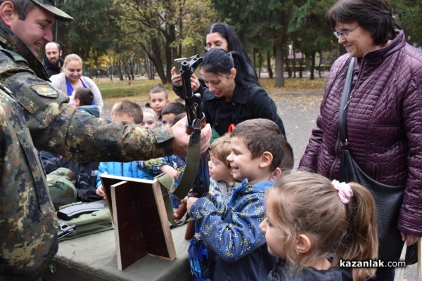 Военните показват бойна техника и оръжие 