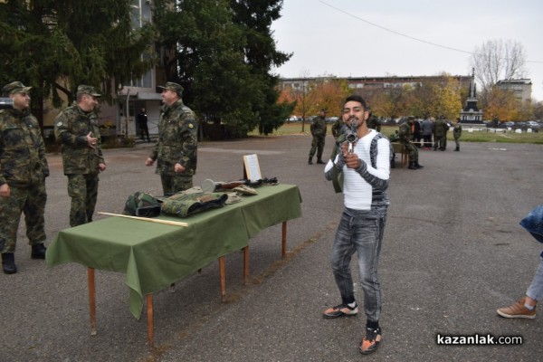 Военните показват бойна техника и оръжие 