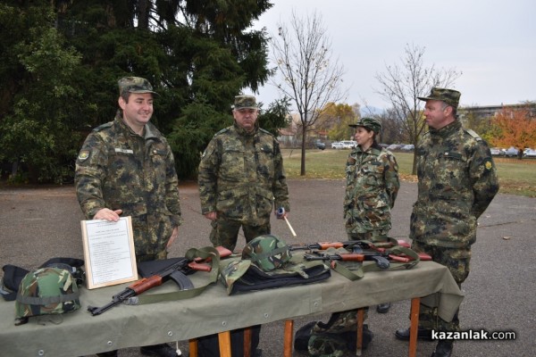 Военните показват бойна техника и оръжие 