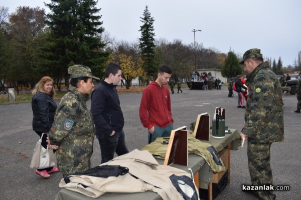 Военните показват бойна техника и оръжие 