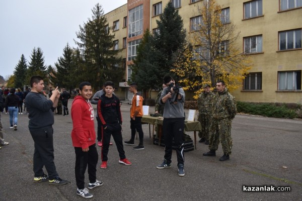 Военните показват бойна техника и оръжие 