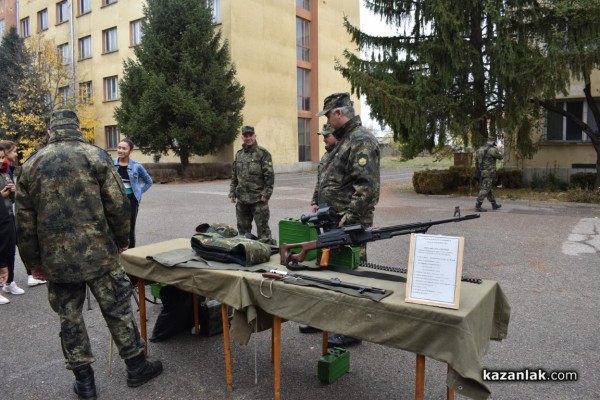 Военните показват бойна техника и оръжие 