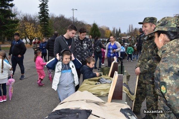 Военните показват бойна техника и оръжие 