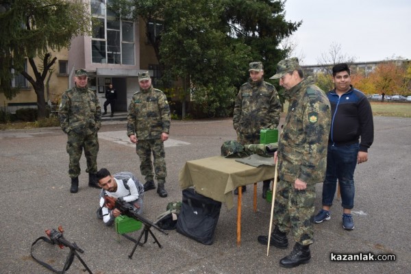 Военните показват бойна техника и оръжие 
