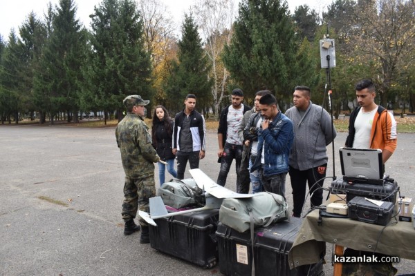 Военните показват бойна техника и оръжие 