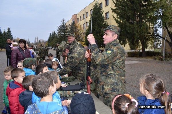 Военните показват бойна техника и оръжие 