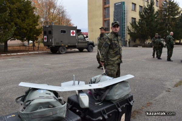 Военните показват бойна техника и оръжие 