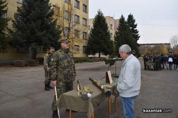 Военните показват бойна техника и оръжие 