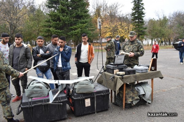 Военните показват бойна техника и оръжие 