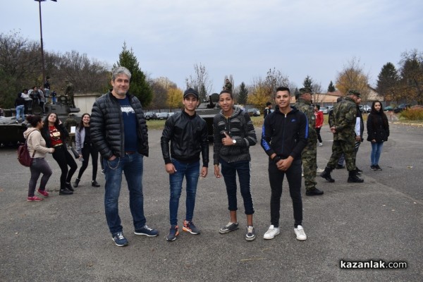 Военните показват бойна техника и оръжие 