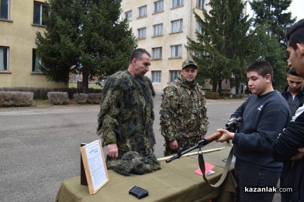 Военните показват бойна техника и оръжие 