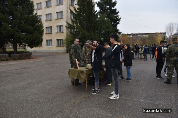 Военните показват бойна техника и оръжие 