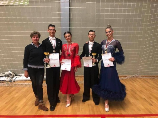 6 златни медала изтанцуваха казанлъшките розички