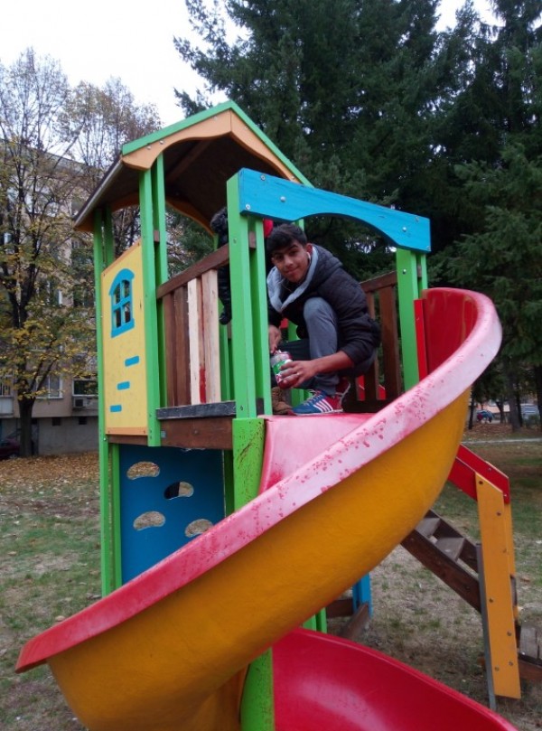 Ученици от ПГ „Акад. Петко Стайнов” възстановиха площадка