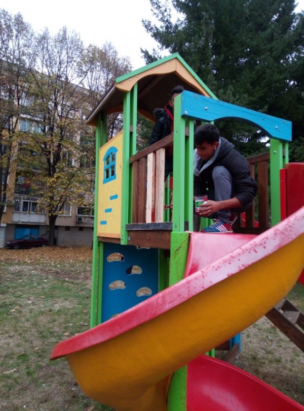 Ученици от ПГ „Акад. Петко Стайнов” възстановиха площадка
