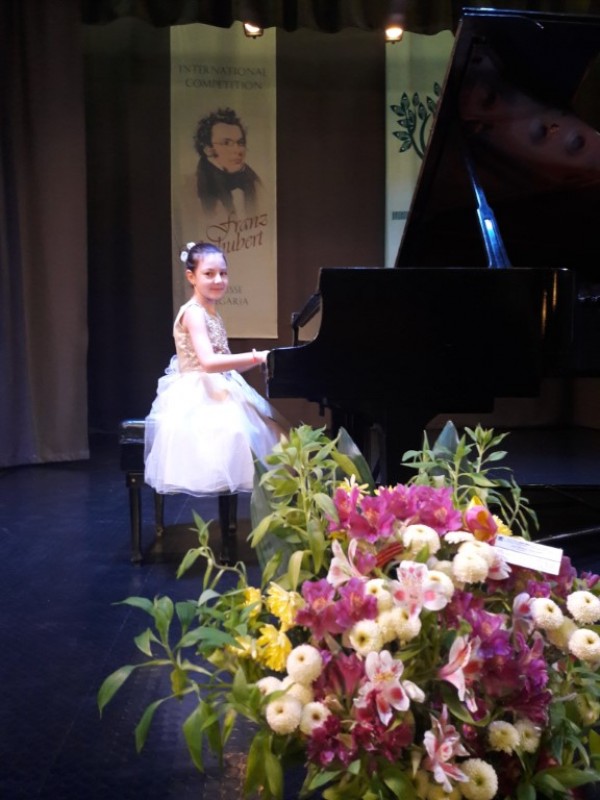 Възпитаници на Елена Юлиянова отново пожънаха успех