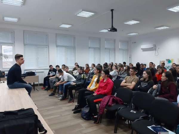 Младежи говориха за борбата срещу трафика на хора