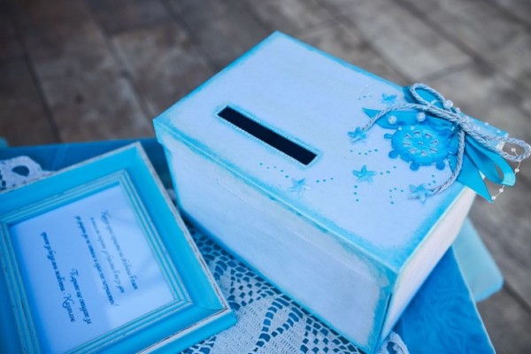 Младоженци отказаха букетите, за да дарят къщички за бездомните кучета